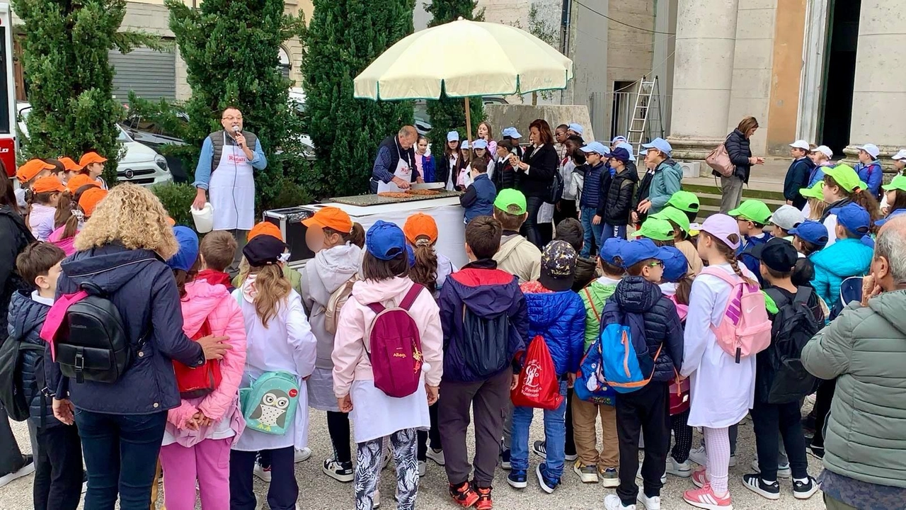 In occasione della Giornata internazionale dell’alimentazione, le classi della primaria Saffi hanno imparato i segreti del croccante dal banco del Bozzi, tramandati da generazioni. Con passione e esperienza, la famiglia Brogi ha coinvolto i bambini nella preparazione di questo dolce tradizionale.