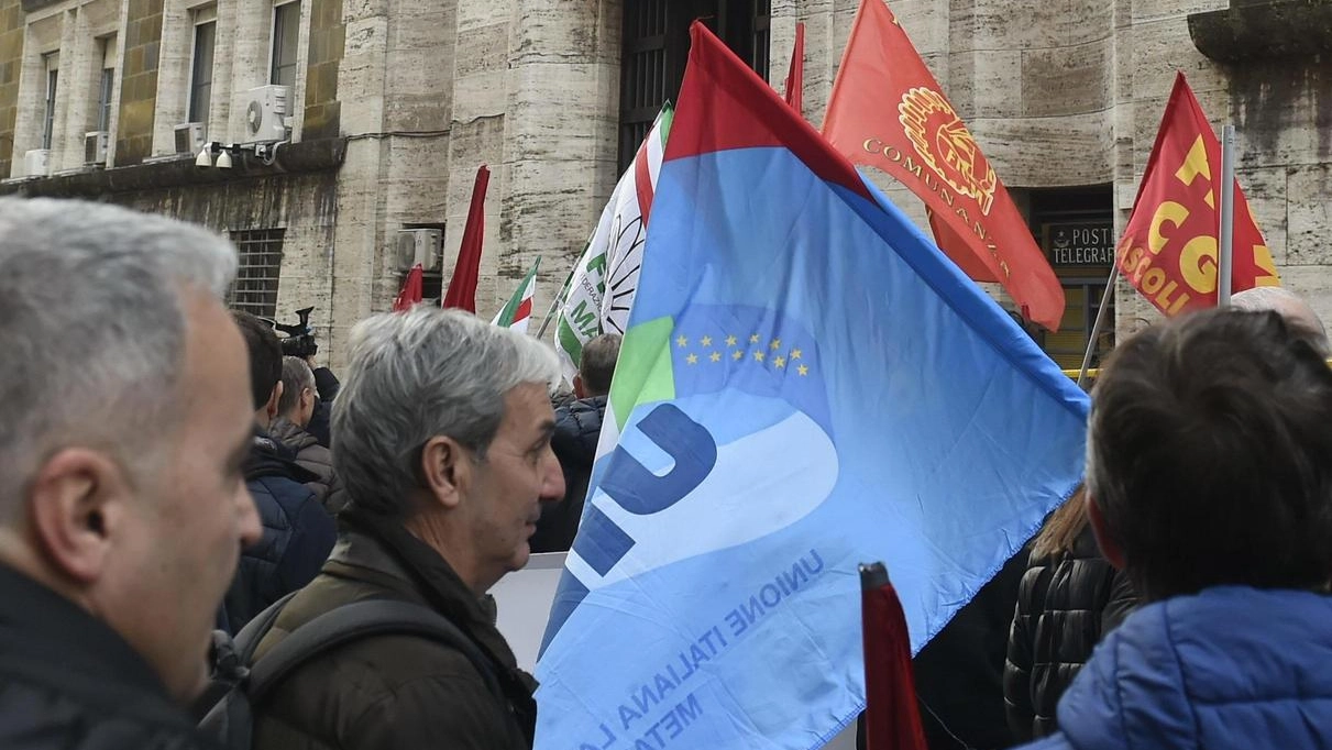 Il primo step sarà riunire un tavolo tra Comune, Provincia e Regione. Poi si procederà a contattare il fondo proprietario dell’immobile. Le parti sociali: "Usare il tempo guadagnato per reindustrializzare".