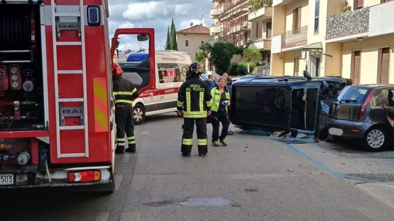 Prato, malore alla guida: sbanda e si ribalta sulle auto in sosta. Muore un uomo