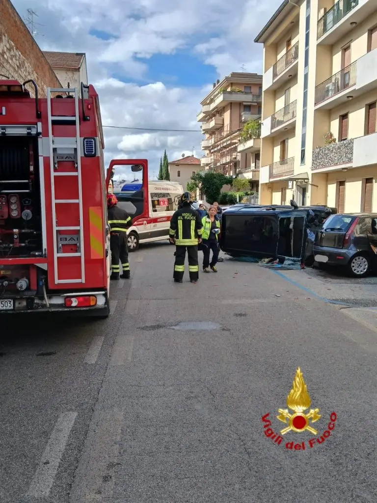 Prato, malore alla guida: sbanda e si ribalta sulle auto in sosta. Muore un uomo