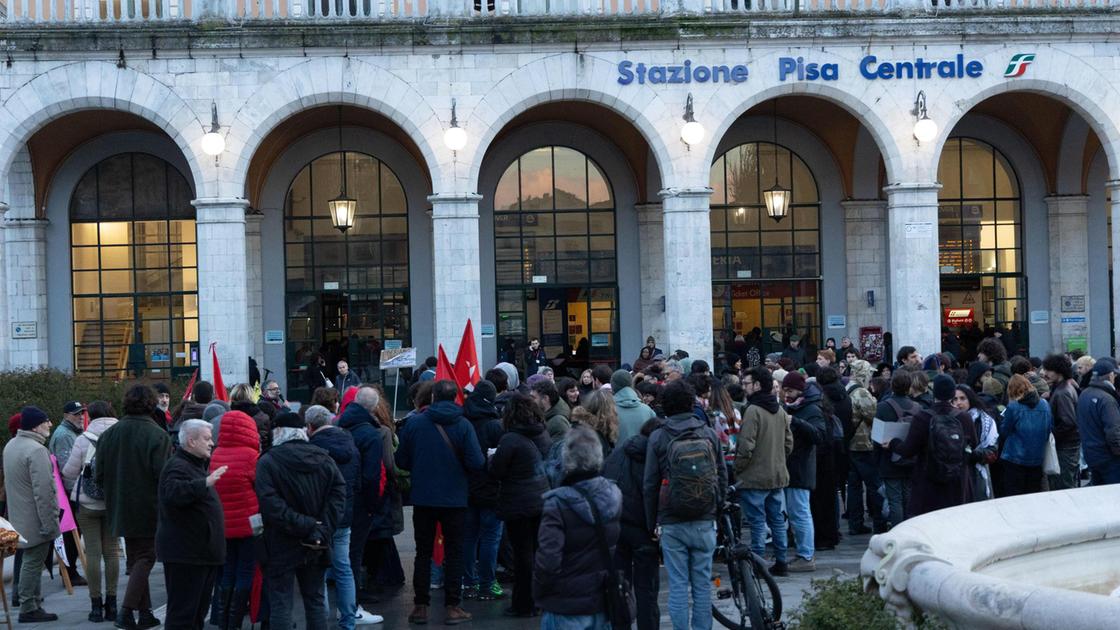 "Zona rossa un muro". Protesta alla Stazione: "Così si colpiscono solo le fasce più deboli"