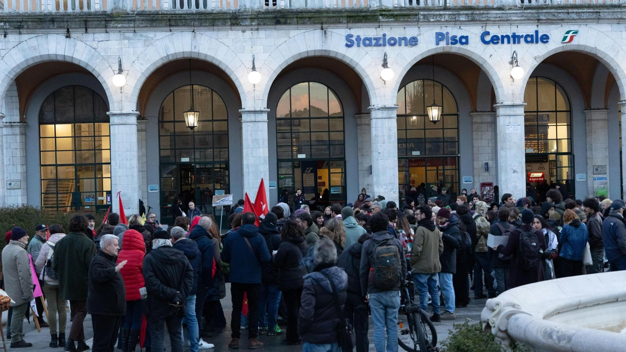 La manifestazione è stata organizzata da varie sigle politiche e sindacali .