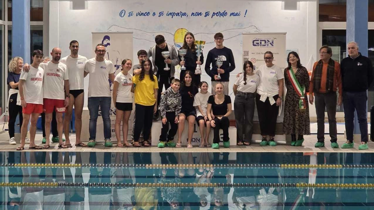 Tutti in vasca per Giak. La maratona di nuoto  fa il pieno di solidarietà