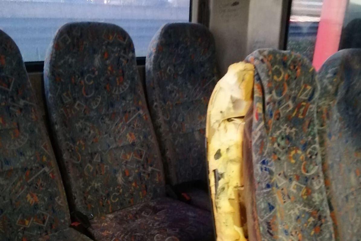 Ancora vandali sui bus. Squarciata la spalliera. Al vaglio le telecamere