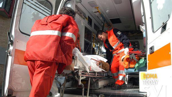 Cade da una scala mentre lavora in fabbrica: giovane di 28 anni in codice rosso