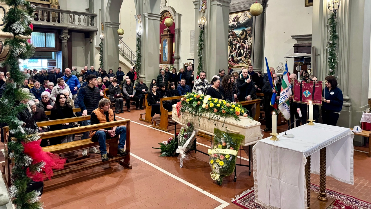 La bara di Massimo Giuntini nella chiesa dei Santi Stefano e Niccolao dove si è svolto il funerale