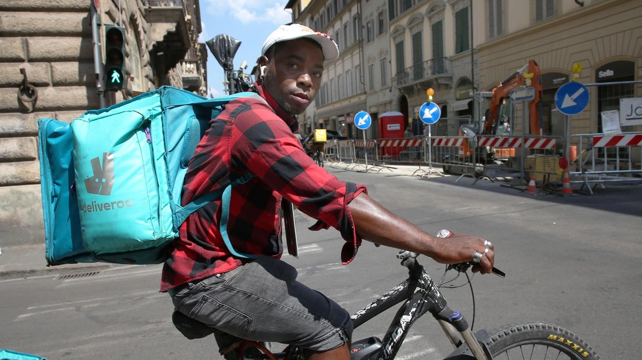 I rider a Firenze affrontano lunghe giornate di lavoro competitivo e rischioso, senza diritti e con condizioni precarie. Il sindacato lotta per garantire loro dignità e sicurezza.