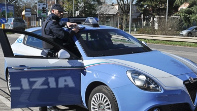 Polizia e carabinieri sono spesso presenti ad Avenza dove si ripetono episodi di violenza e degrado da parecchio tempo. Inutili le proteste dei residenti