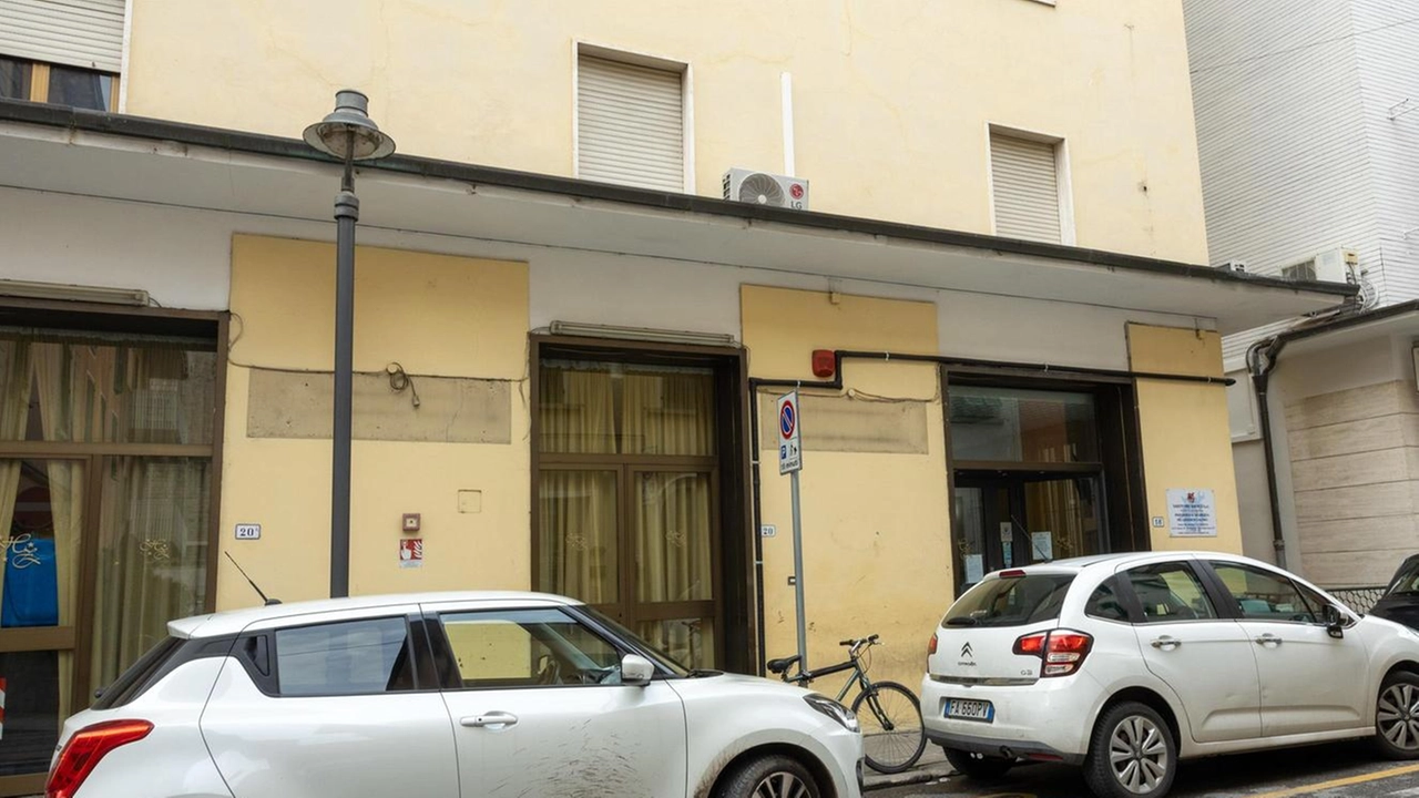 L’ex hotel Zenith in via Cavour a Montecatini, dove giovedì sono stati trasferiti sette migranti