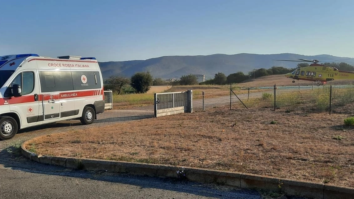 Un'ambulanza della Croce Rossa. La donna ferita è stata accompagnata all'ospedale di Orbetello