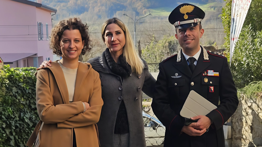 . Il tenente Domenico Gaudio, da pochi mesi nuovo comandante dei Carabinieri di Bibbiena, con l’assessore alle Politiche per l’infanzia e l’educazione Vittoria Valentini e l’insegnante Angela Provvedi