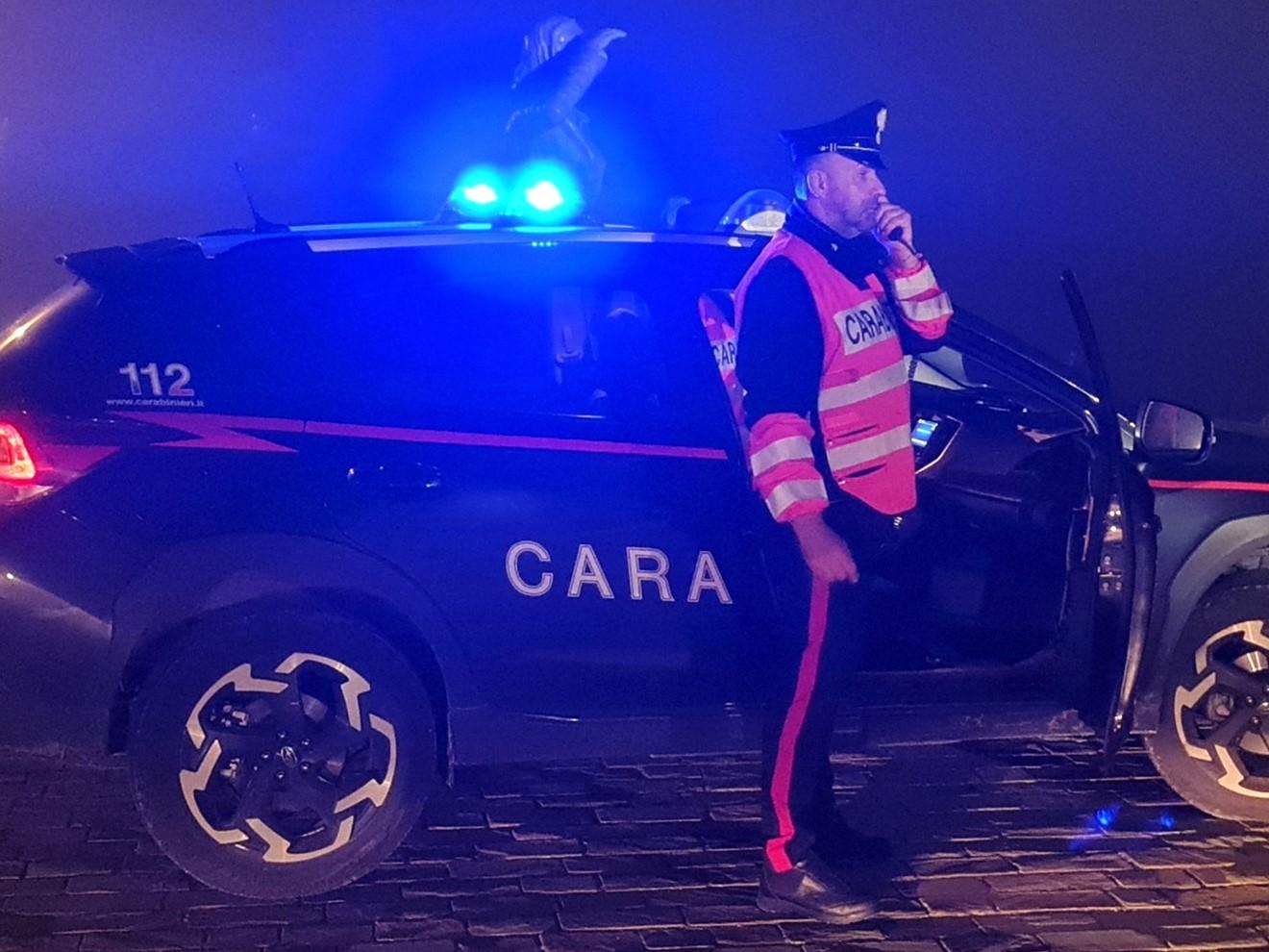 Paura in strada a Lucca, accoltella un uomo poi fugge via. Sessantenne operato d’urgenza