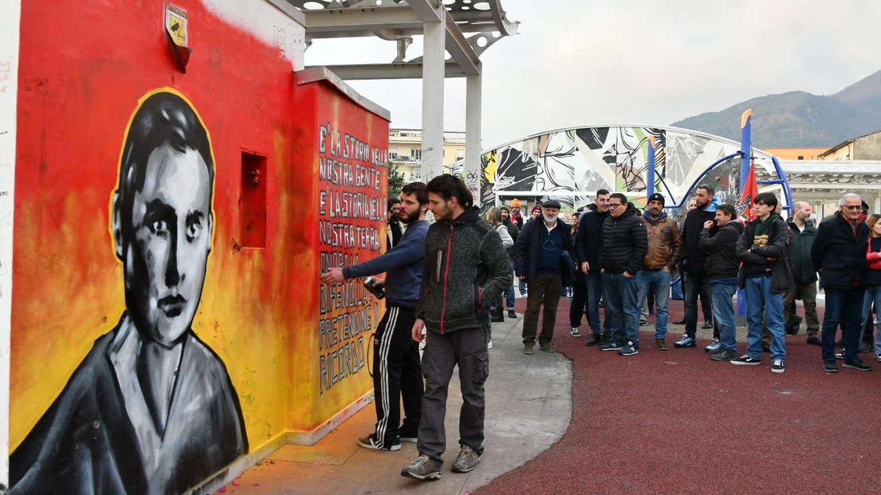 Il murale "dalla parte giusta". Omaggio a Salvetti e all’antifascismo in risposta alle svastiche disegnate sul muro