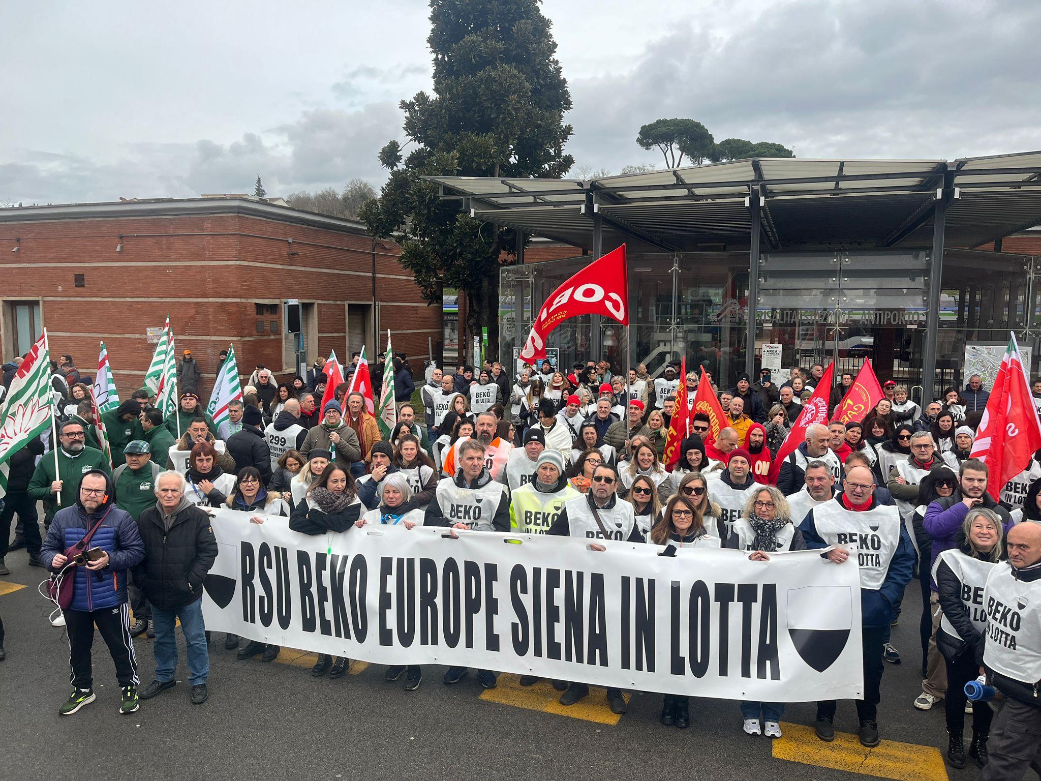 Beko, la protesta non si placa. Lavoratori in corteo: “Siena in lotta”