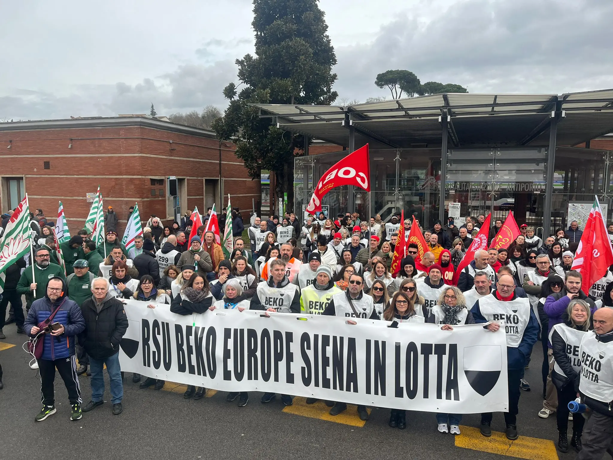 Beko, la protesta non si placa. Il corteo dei lavoratori: “Siena in lotta”