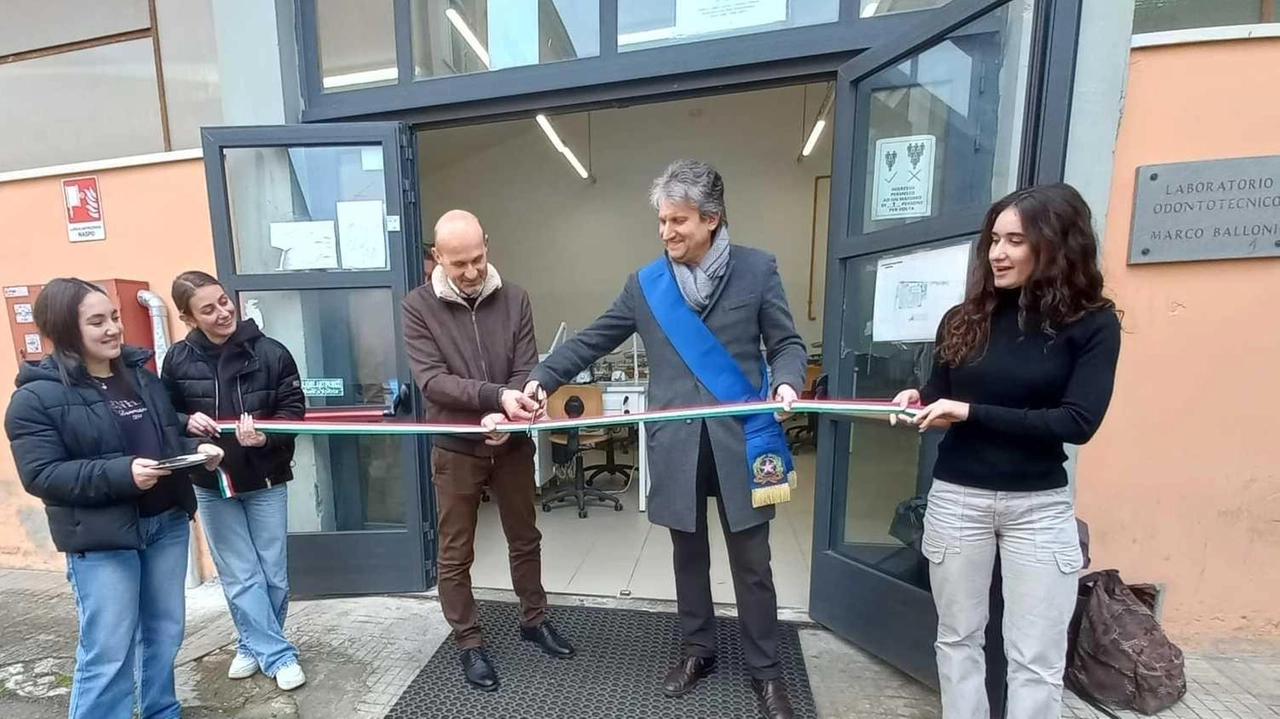 L’inaugurazione del Laboratorio degli Odontotecnici presso la Palazzina dell’Istituto tecnico Fascetti di Pisa con Federico Betti e Massimiliano Angori