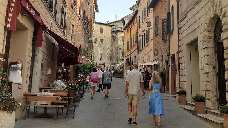 Un’immagine di turisti a Montepulciano