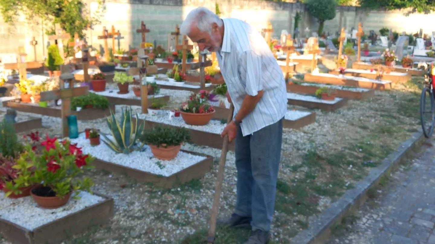 Silvano Cipriani mentre si prende cura del cimitero di San Rocco