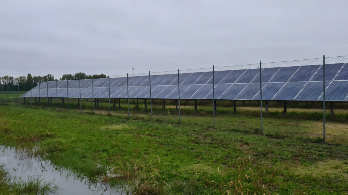 Un campo fotovoltaico. Il contenzioso tra Comune e un’azienda davanti al tribunale si è risolto a favore dell’amministrazione