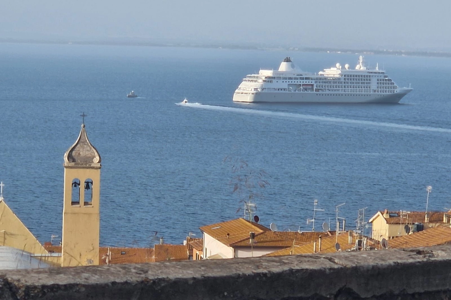 La nave da crociera davanti alle coste di Porto Santo Stefano. Sulla Silver Whisper è stato trovato un neonato morto. Tre le persone arrestate