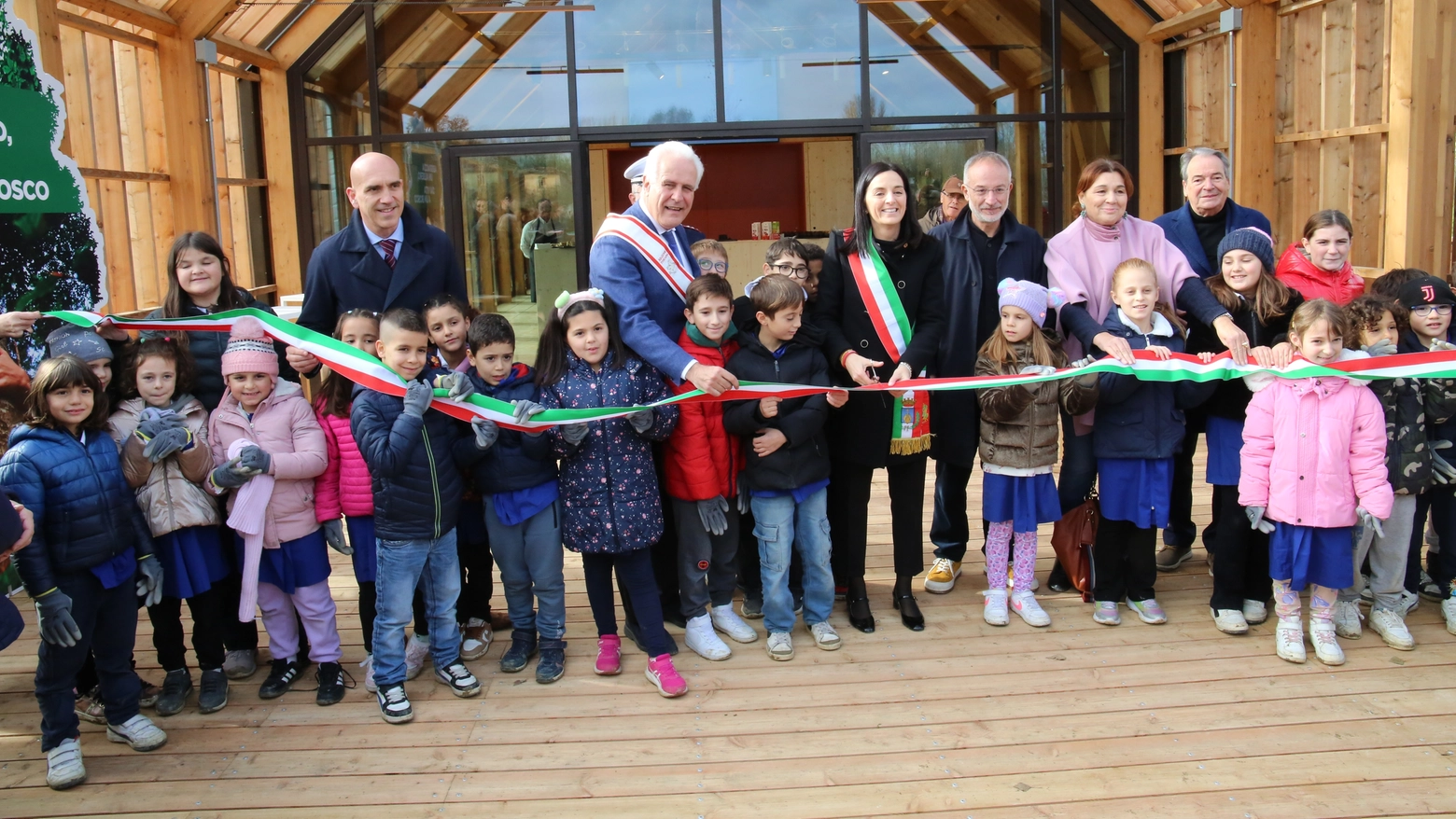 Inaugurata stamani a Montopoli (Pisa) l’aula didattica realizzata da Unicoop Firenze per accogliere scuole e visitatori. Nel corso dell’inaugurazione alcune classi hanno visitato il bosco e piantato dieci nuovi alberi