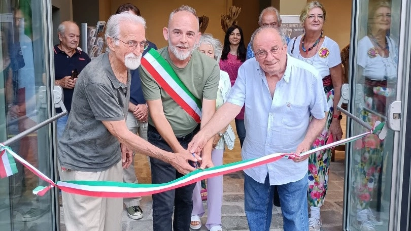 Gensini e Berretti all'inaugurazione della mostra con al centro il sindaco Lazzerini