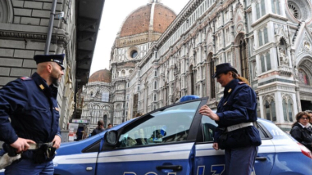 Polizia in piazza Duomo a Firenze (foto Ansa di repertorio) 