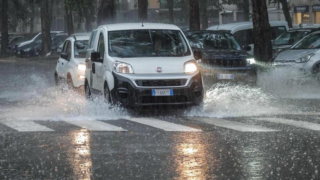 Il temporale arriva a tarda sera. Paura in Valdelsa, strade allagate