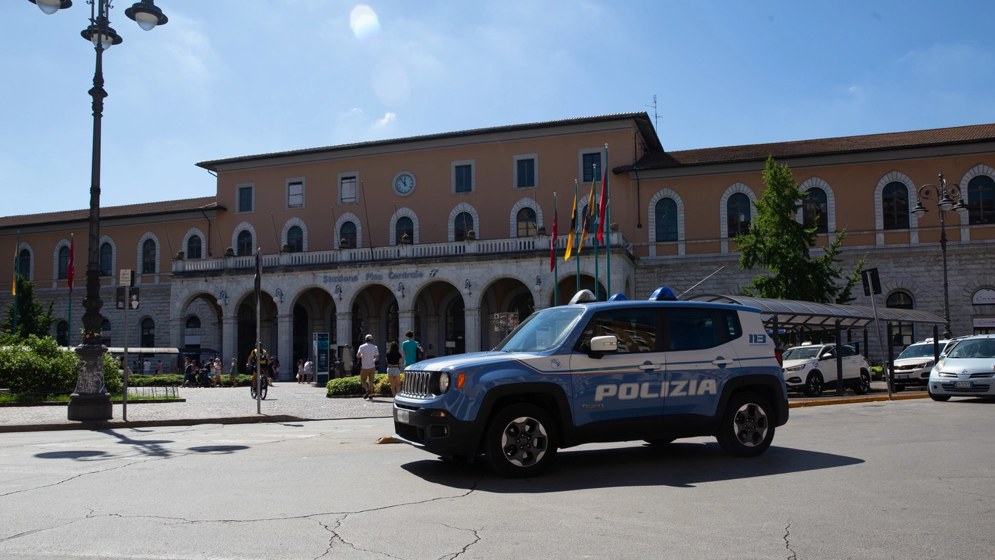 Polizia in zona Stazione (foto Del Punta per Valtriani)