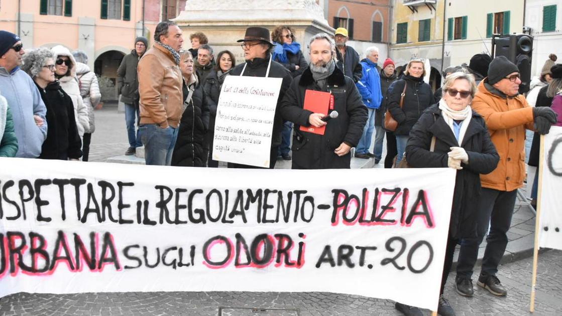 Miasmi in città e polemiche: "La Asl certifica la qualità dell’aria. Il sindaco non ha alcun potere"