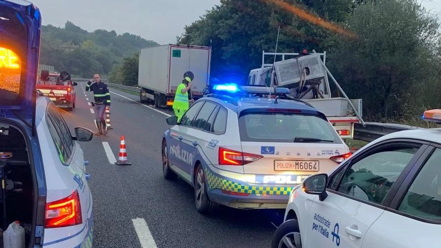 Ennesimo incidente sull’A1. Tir tampona un autocarro in sosta. Travolti e uccisi due operai in strada