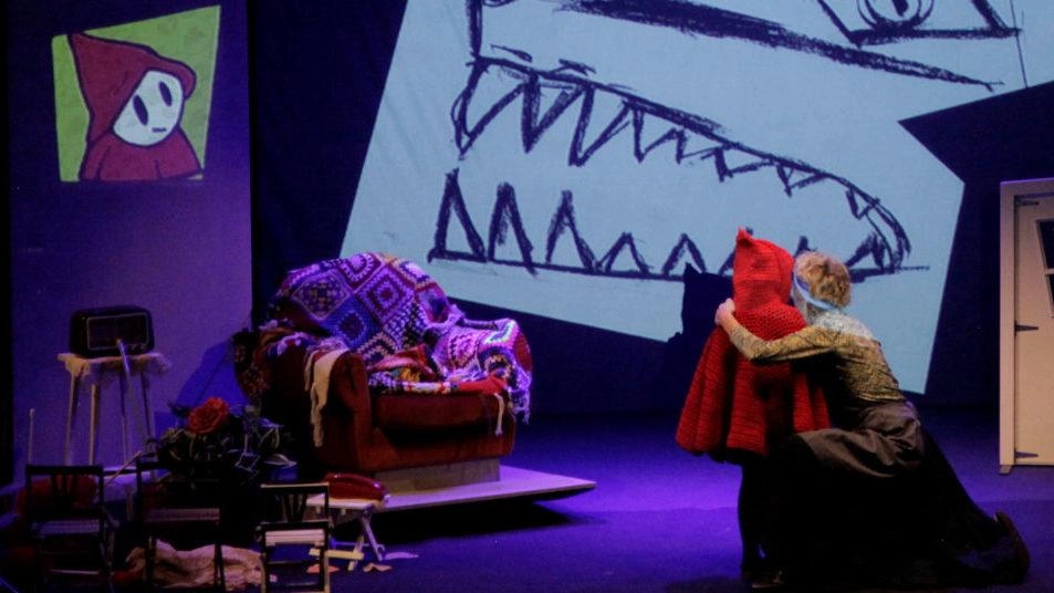 Un momento di «Cappuccetto e la nonna», spettacolo di Giallo Mare stasera al Teatro del Popolo di Castelfiorentino all’interno della rassegna «Stasera pago io»