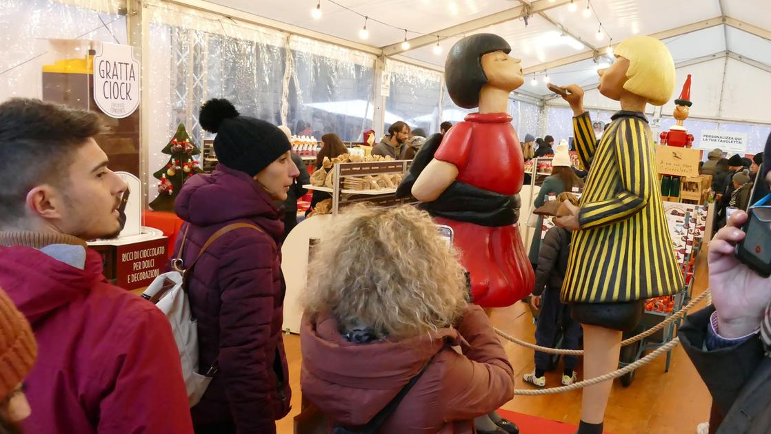 Week end da tutto esaurito. Lo stand del cioccolato attira bimbi. Luci e attrazioni catturano selfie