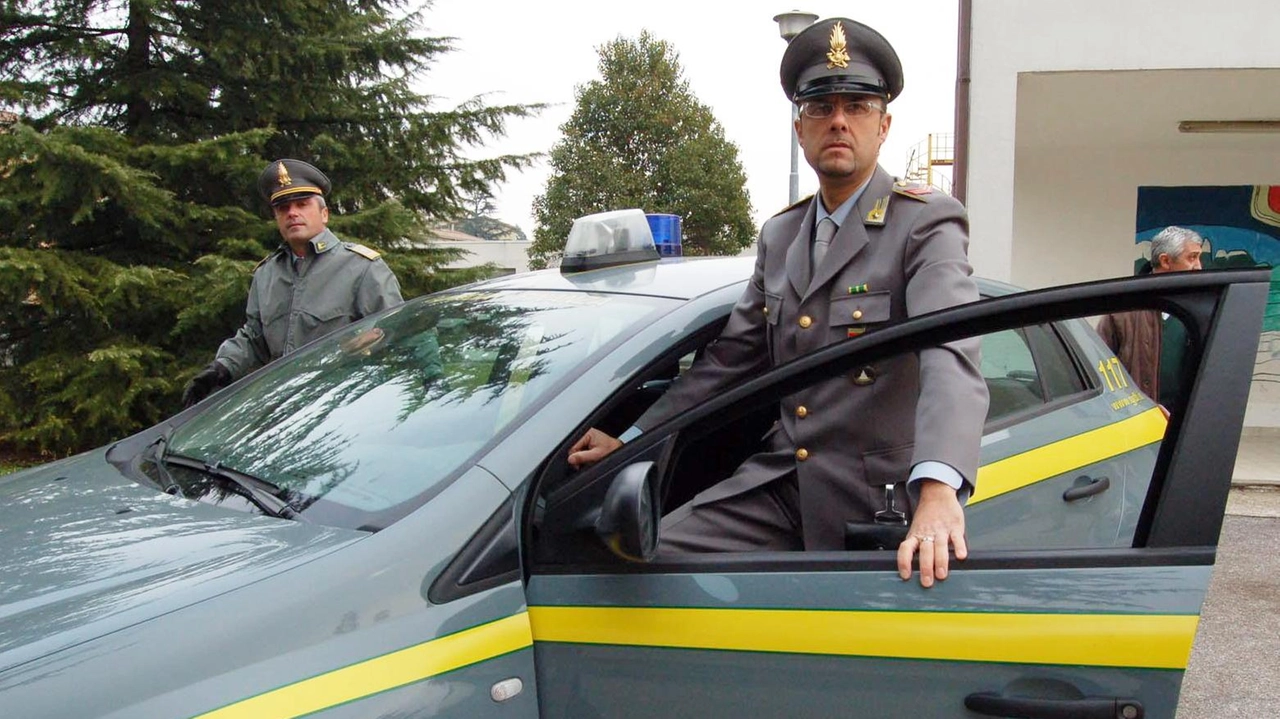 Anziano raggirato dalla badante. Costretto a comprare un’auto ma non ha neppure la patente