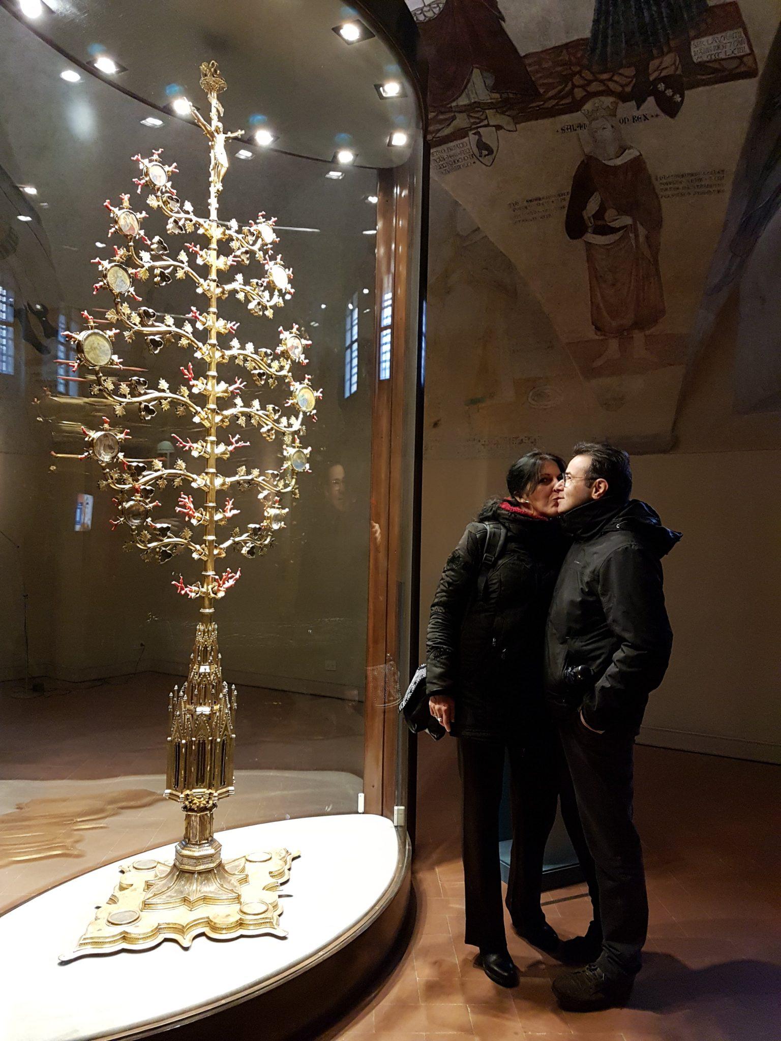 L’amore è un biglietto in due, i baci davanti all’Albero d’oro, le visite speciali ai musei e la festa delle super coppie