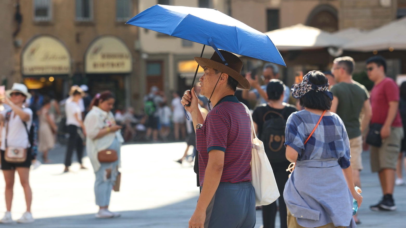 Turisti in centro a Firenze (foto Giuseppe Cabras/New Press Photo)