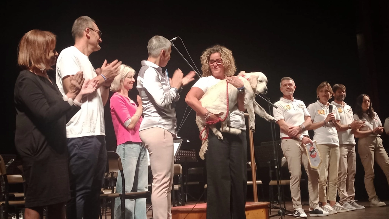 Il cane Alma donato al termine della bella serata