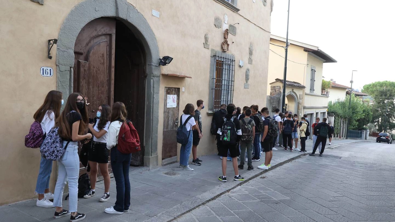 PRESSPHOTO Firenze. Primo giorno di scuola Liceo Rodolico N B i ragazzi sono minori vanno coperti Foto Gianluca Moggi@New Press Photo