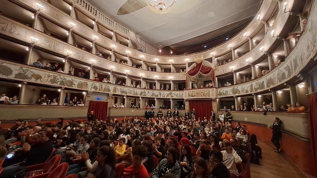 Oltre 600 persone nel pubblico per il concerto inaugurale dell’anno scolastico 2024-2025 grazie al progetto dell’Ufficio scolastico che vuole essere occasione di crescita per tutti gli studenti .