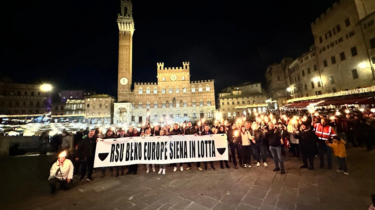 Beko, la fiaccolata in piazza del Campo. Una delegazione dal Papa