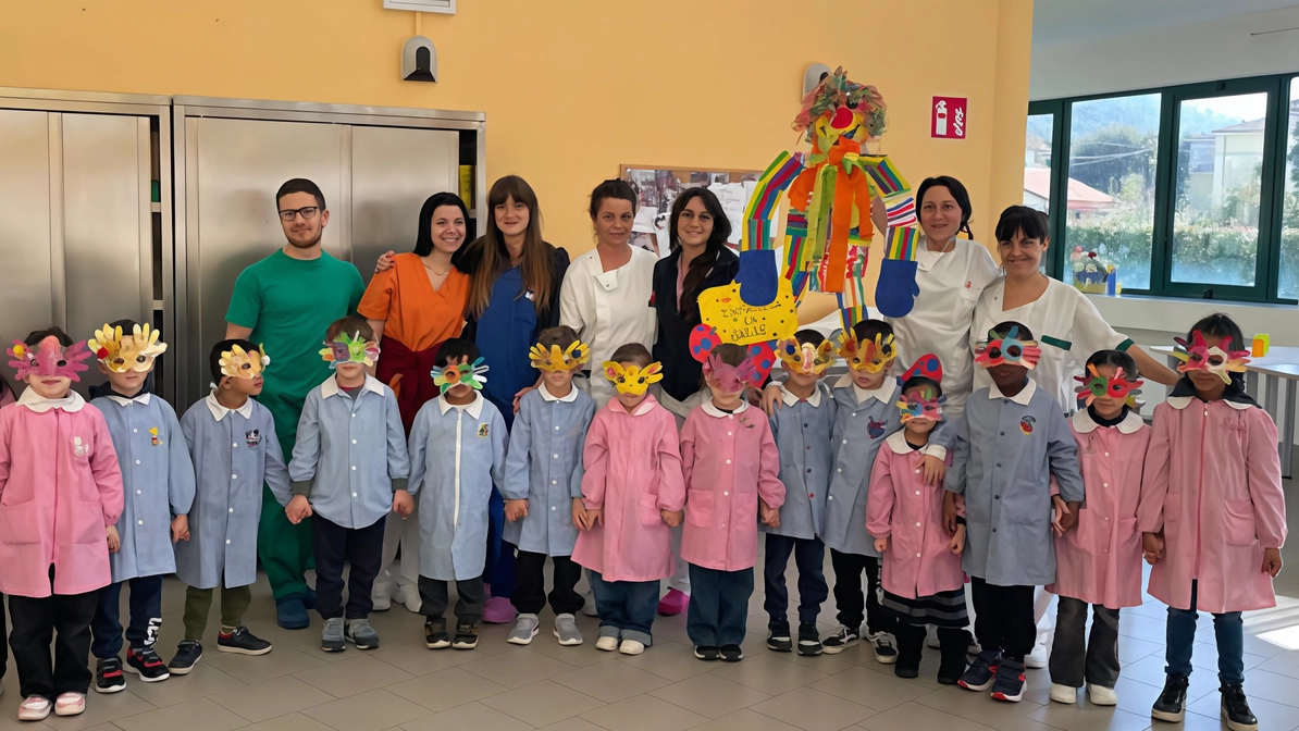 Gli alunni della scuola dell’infanzia La Salle nella Rsa Pelù per la festa di Carnevale