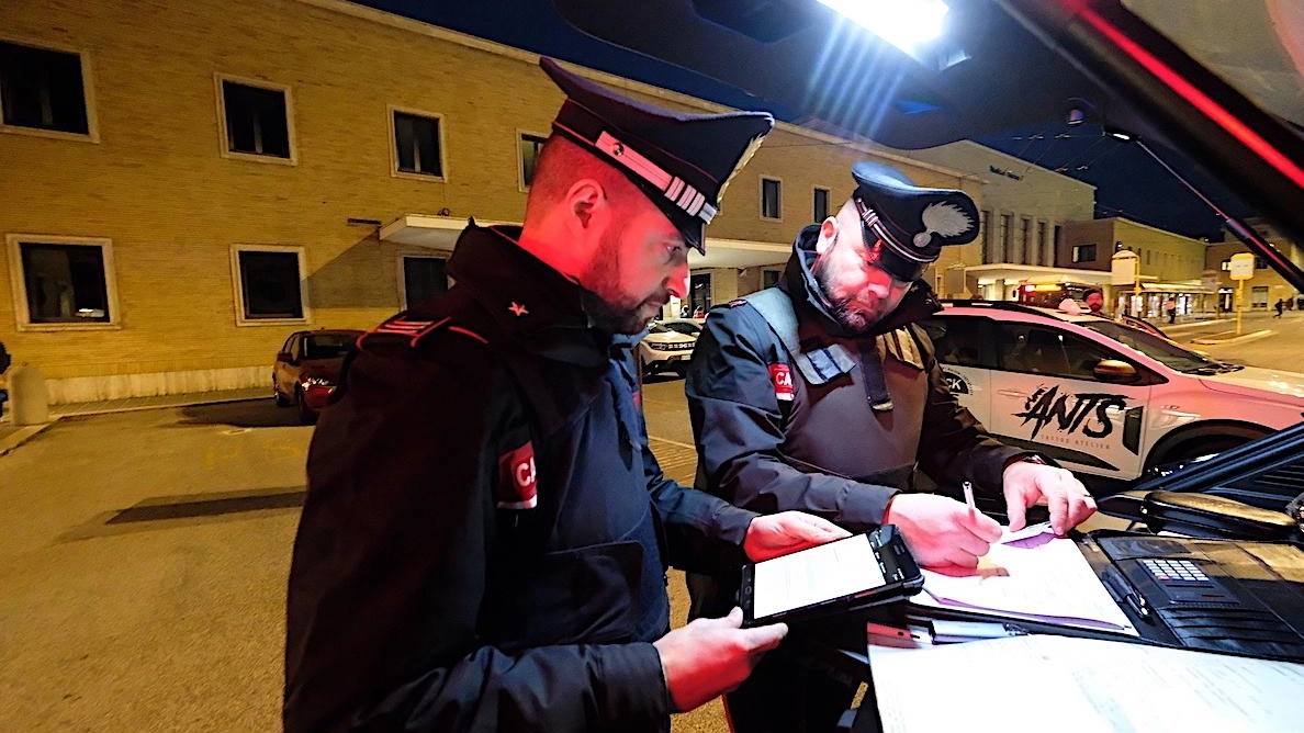 Una pattuglia di carabinieri impegnata durante i controlli stradali. Nei Comuni medicei le stazioni sono operative solo in orario diurno