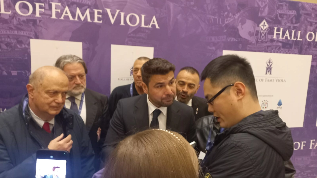 Adrian Mutu circondato dai fan per selfie e autografi