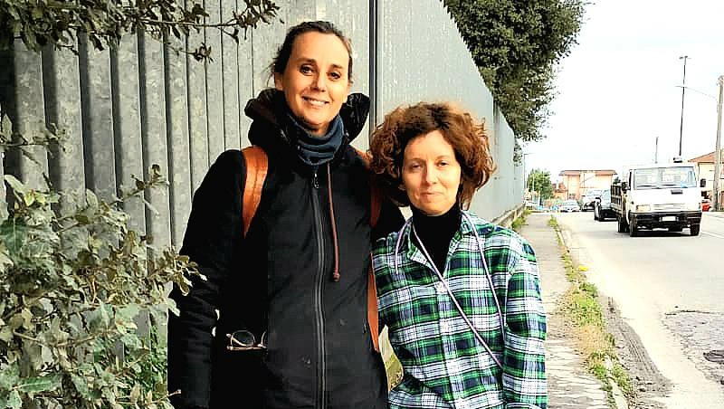 Le operatrici Francesca Mugnai e Barbara con due cani da pet therapy al carcere di Massa