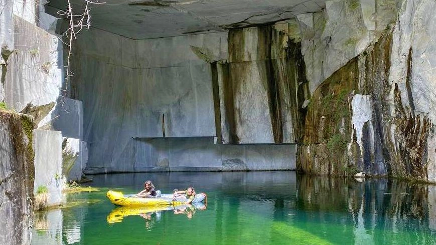 I volontari di Apuane Libere in canoa hanno esplorato alcuni laghetti nei siti estrattivi dismessi nel bacino delle Gobbie trovando flora e fauna uniche