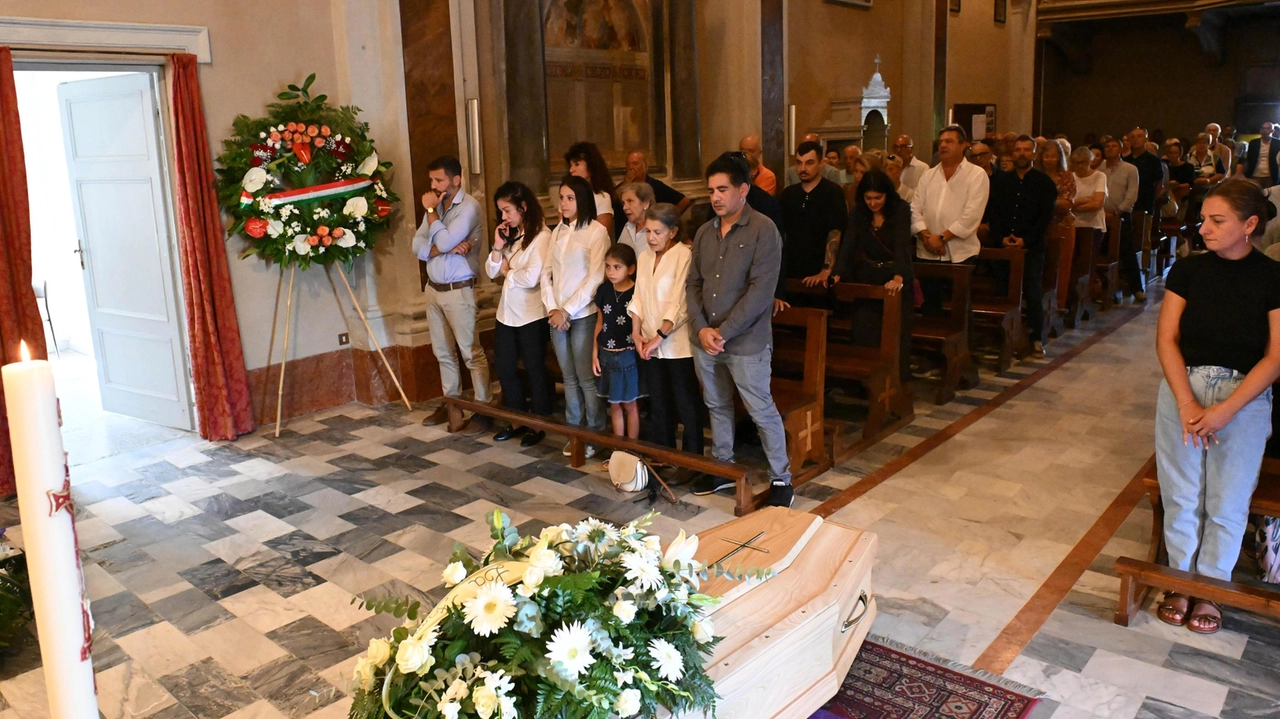 Cordoglio a Lucca per la scomparsa di Giovanni Pierami, ex vicesindaco e assessore. Amici e colleghi politici presenti al funerale. Sentite condoglianze alla famiglia.