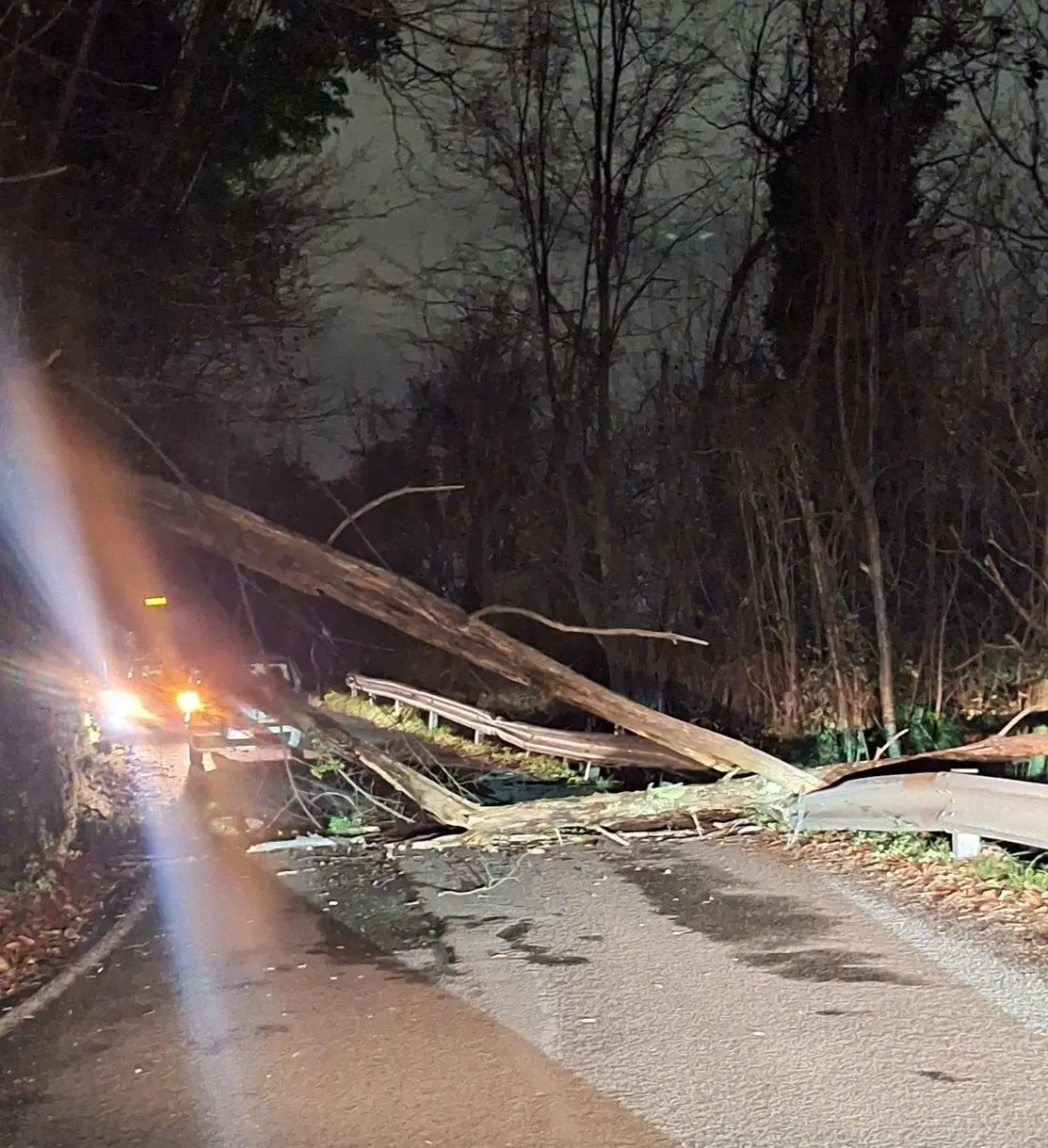 Frane, alberi caduti e strade chiuse. Attivate le idrovore al fiume Magra . Intere frazioni senza corrente per ore