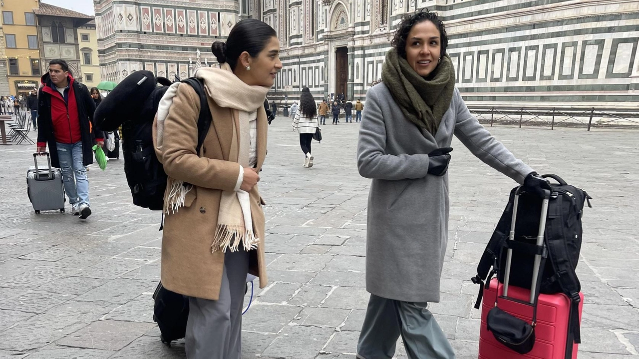 Due giovani turiste in piazza del Duomo con l’immancabile trolley