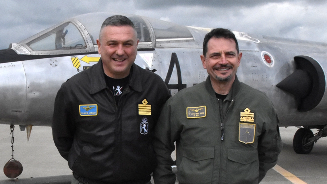 A sinistra il colonnello Filippo Monti, comandante del 4° Stormo, e il generale Luigi Del Bene, comandante delle Forze da Combattimento dell’Aeronautica militare