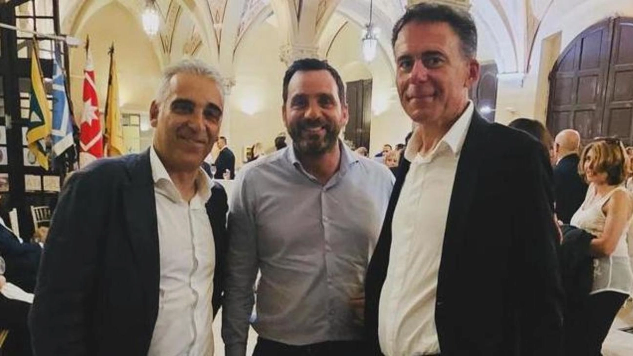 Stetta di mano a Pisa fra il sindaco Michele Conti, il primo cittadino di Pistoia Alessandro Tomasi e il consigliere regionale di Fratelli d’Italia Diego Petrucci